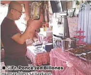  ??  ?? ■ Si Fr. Ponce Jed Billones nga nag-bless sa pagkaon.