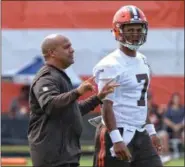  ?? TIM PHILLIS — THE NEWS-HERALD\ ?? Browns rookie DeShone Kizer talks with coach Hue Jackson during Day 2 of training camp on July 28 in Berea.