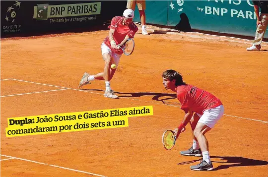  ??  ?? João Sousa e Gastão Elias lutaram durante 3h37, mas deixaram Portugal em desvantage­m para hoje
ainda
Elias João Sousa e Gastão
Dupla:
dois sets a um por comandaram