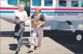  ??  ?? Momento en que Dany Treyger baja del avión de la FAP para ser entregado a las autoridade­s israelíes.