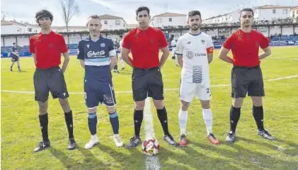  ?? ?? Los capitanes de Coria y Olivenza junto al trío arbitral antes del partido.