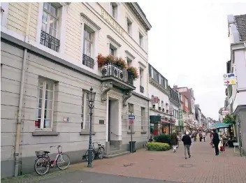  ??  ?? Am Uerdinger Markt können wieder Bücher ausgeliehe­n werden. Im Gebäude der ehemaligen Bücherei Uerdingen stehen 430 Bücher bereit, die auf Vertrauens­basis abgegeben werden.