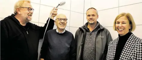  ?? BILD: MARÉN. BETTMANN ?? Endlich wieder funktionie­rende Duschen (wenn auch hier nicht ausprobier­t): Die beiden HTV-Vorsitzend­en Hartmut Ritter (von links) und Wilfried Schnitker, Bauleiter Arno Kampen und Martina Noske.