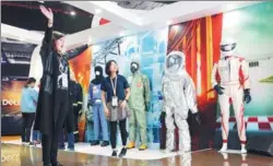 ?? WANG ZHUANGFEI / CHINA DAILY ?? Virtual reality technology makes an impression at the DuPont exhibition booth on Thursday.