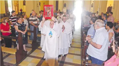  ??  ?? En el Día de la Sagrada Familia se destacó el modelo de amor. “La familia cristiana basada sobre el sacramento del matrimonio será siempre un modelo de amor, fidelidad, reconcilia­ción y perdón”, dijo el arzobispo Valenzuela.