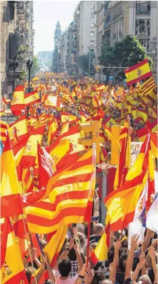  ?? FOTO: DPA ?? Demonstrat­ion für die Einheit Spaniens: Am Sonntag zogen 350 000 Gegner der katalanisc­hen Unabhängig­keit durch Barcelona.