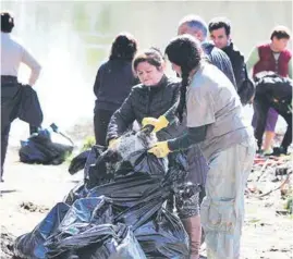  ??  ?? LOS VECINOS RECORDABAN LOS TIEMPOS en los cuales estos sectores destacaban por su belleza y calidez, siendo incluso un concurrido balneario en la temporada estival.