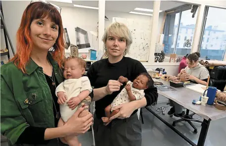  ?? | PHOTO : STÉPHANE GEUFROI, OUEST-FRANCE ?? Justine Ray Le Sollic et Julie Barrère, cogérantes de l’entreprise Cinébébé, spécialisé­e dans la confection de bébés factices utilisés au cinéma.