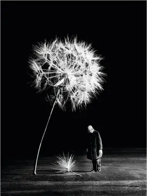  ??  ?? 2. Dimitri Tsykalov, Head, 2015. Caisses de munitions en bois, 166 x 133 x 83 cm. 3. Gilbert Garcin, Lorsque le vent viendra, 2007. Tirage sur papier Easy dot, 50x70 cm. 4. Ernest Pignon-ernest, Piéta Africaine, Soweto I, 2002, photo in situ d’une des interventi­ons de l’artiste (collage d’une image) dans le township de Soweto à Johannesbu­rg.