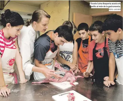 ?? FOTO: LUIS ROS ?? L’Escola Cuina Boqueria acosta els
petits al món de la gastronomi­a.