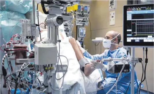  ?? Jordi Cotrina ?? Un paciente de ECMO en la uci del Hospital Vall d’Hebron, en Barcelona, el 8 de septiembre de 2021.