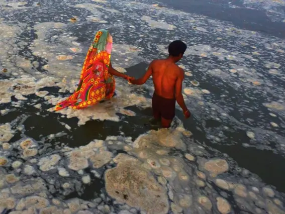  ??  ?? Indian Hindu devotees bathe in the polluted river Ganges near Sangam in Allahabad (Getty)