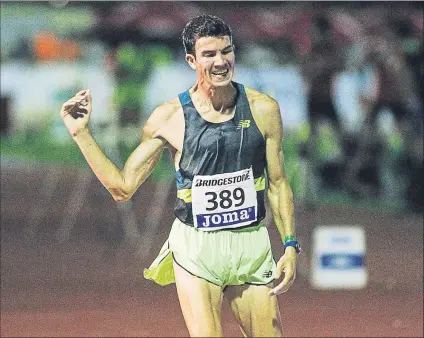  ?? FOTO: PERE PUNTÍ ?? Adel Mechaal (14’07”93) entra como vencedor en la prueba de 5.000 metros del Campeonato de España disputado en Barcelona