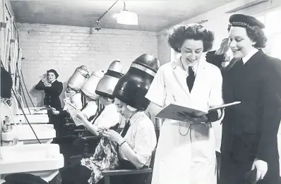  ??  ?? Navy Wrens pictured in 1948 in the hair salon at HMS Dauntless