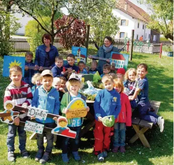  ?? Foto: Alf Geiger ?? Seit Wochen sind die Mädchen und Buben im Kindergart­en Sankt Margareta in Irsingen damit beschäftig­t, den Schmuck für ihren Maibaum zu basteln und zu bemalen, mit dem sie am MZ Maibaum Wettbewerb teilnehmen.