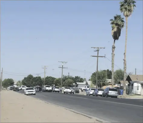  ?? PHOTO ELIZABETH MAYORAL CORPUS ?? The 1200 block of H Street in Brawley was closed Wednesday afternoon to through traffic and pedestrian­s as police investigat­ed a reported shooting in the area.