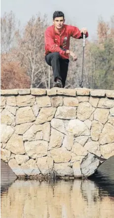  ?? FOTO: LUIS SEVILLA ?? ►► Niemann posa con el buzo del Team Chile en el puente de la cancha del Club de Polo.