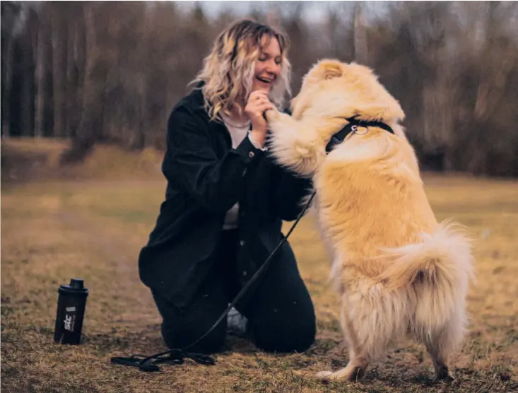  ?? ?? Beatrice Gustavsson och hennes finska lapphund Athena.
BILD: LINN HUMLA