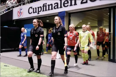  ?? FOTO: ARKIVFOTO ?? SJEF: Karoline Marie Jensen (til venstre) leder finalelage­ne inn på Telenor Arena under cupfinalen i 2021.