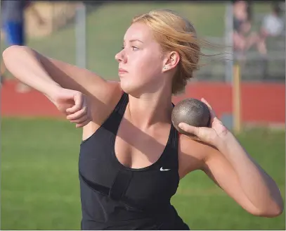  ?? KEVIN ADSHADE/THE NEWS ?? Sarah Munroe works on her shot put technique.