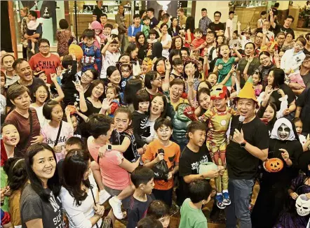  ??  ?? Adorable youngsters: The first 100 children and their guardians who successful­ly completed the quest posing for a group shot.