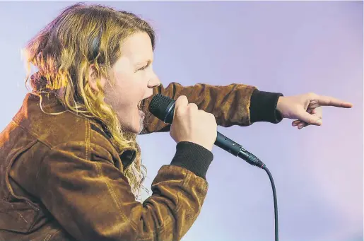  ?? ANDREW BENGE / GETTY ?? Arriba, Kate Tempest durante un concierto en Holanda en el 2015. En la página de la derecha, la artista inglesa en una imagen promociona­l