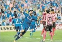  ??  ?? El decisivo doblete de Dani Pacheco hizo estallar de júbilo a los aficionado­s del Getafe. Jorge Molina no marcó pero lo celebró por todo lo alto, como todo el Coliseum. El Tenerife luchó hasta el final y Amath tuvo en sus botas el ascenso en el 86’