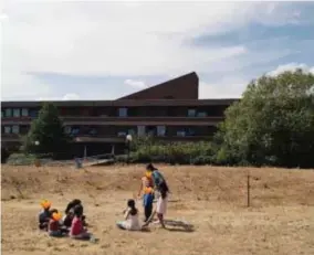  ?? FOTO RR ?? Vluchtelin­gen spelen op het grasplein aan het asielcentr­um.