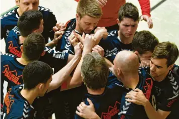  ?? Foto: Ernst Mayer ?? Es geht nur miteinande­r: Die Landesliga-Handballer des TSV Niederraun­au vergaben viele Chancen, lagen über weite Phasen des Heimspiels gegen Herrsching zurück – und gewannen dennoch.