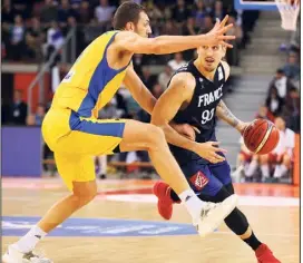  ?? (Photo AFP) ?? Lacombe face à Kikanovic, lors de France-Bosnie (-), lundi à Rouen. Les deux compères se retrouvent aujourd’hui sous la tunique monégasque.