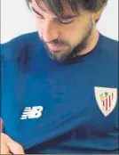  ?? FOTO: ATHLETIC ?? Novedad Beñat observa una de las camisetas de entrenamie­nto de la firma New Balance, que se estrena con el Athletic