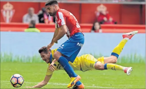  ??  ?? DECISIVO. Carmona salió tras el descanso y la armó. Aquí se adelanta el balón, Hélder Lopes resbala y se cae; él se aprovecha y bate a Varas.