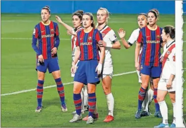 ??  ?? Jenni Hermoso, Alexia y Torrejón lucen la marca Stanley en la camiseta del Barcelona femenino.