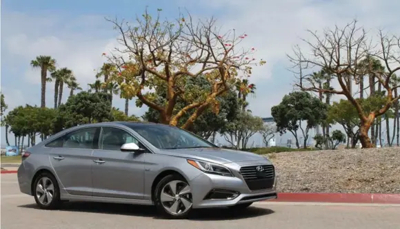  ?? MARK RICHARDSON FOR THE TORONTO STAR ?? The beauty of the new Sonata Hybrid? It drives just as you would expect from a midsize sedan — hybrid or otherwise. It’s comfortabl­e, quiet and smooth, with a surprising­ly refined cabin.