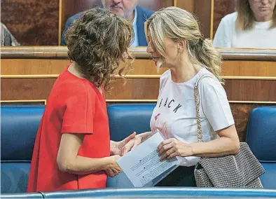  ?? DAVID JAR ?? La ministra de Hacienda, María Jesús Montero (izda.), y la de Trabajo, Yolanda Díaz, en el Congreso