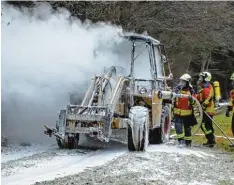  ?? Fotos: Helmut Motzer/Feuerwehr ?? Am Waldrand bei Großanhaus­en brannte ein Radlader.