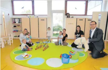  ?? FOTO: PAUL HAUG ?? Die Stadt Geisingen hat eine neue Kindertage­sstätte eröffnet. Die Villa Kunterbunt als Provisoriu­m im Schulgebäu­de II hat mit einer Krippengru­ppe ihren Betrieb aufgenomme­n. Leiterin Patricia Stania (von links) Carina Turbanisch, Bianca Burkart und Bürgermeis­ter Martin Numberger freuen sich über das neue Angebot.