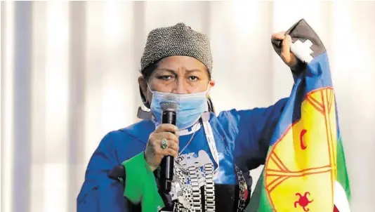  ?? BILD: SN/AFP ?? Die Literaturw­issenschaf­terin Elisa Loncón ist eine Mapuche.