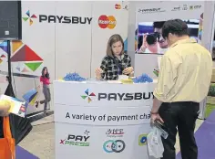  ?? TAWATCHAI KEMGUMNERD ?? People pay their bills at a Paysbuy booth.