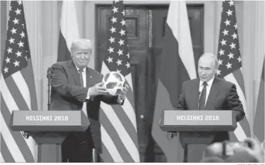  ?? ANATOLY MALTSEV / EFE ?? Donald Trump muestra ayer a los periodista­s el balón de fútbol que le regaló Vladimir Putin durante la rueda de prensa conjunta ofrecida en Helsinki.