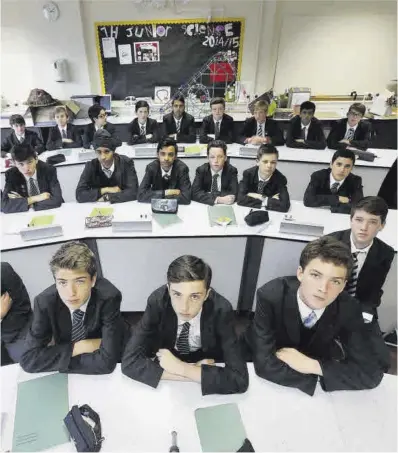  ?? Russell Boyce / Reuters ?? Alumnes de nou anys d’una escola de Londres.