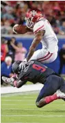  ?? Tom Pennington / Getty Images ?? UH’s Duke Catalon, top, and his teammates were manhandled by SMU.