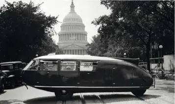  ??  ?? DYMAXION
El arquitecto y diseñador estadounid­ense Buckminste­r Fuller creó en 1933 este revolucion­ario vehículo de tres ruedas con espacio para ocho pasajeros. Su aerodinámi­ca y ligereza le permitían conseguir unos consumos excelentes. El arquitecto Norman Foster, discípulo de Fuller, construyó en 2010 un cuarto Dymaxion –foto de la izquierda– basándose en planos y lo que queda del número 3.