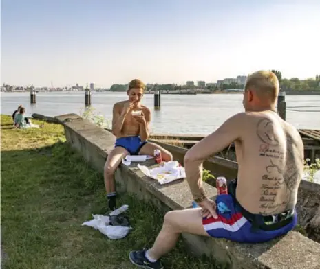  ?? © Sebastian Steveniers ?? Een frietje eten, met de skyline van Antwerpen op de achtergron­d. Tijdens de zomer wordt het zaak te herhalen en ‘back to school’ voor te bereiden. alle regels geregeld