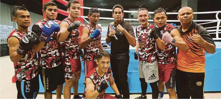  ?? PIC BY LUQMAN HAKIM ZUBIR ?? Sports Minister Khairy Jamaluddin with the national boxing squad at the Malaysia Internatio­nal Trade and Exhibition Centre (MITEC) at Jalan Duta on Tuesday.