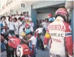  ??  ?? ABOVE: Chemarin waits as Honda mechanics work on the RCB