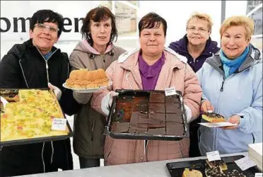  ??  ?? Das Frühlingsf­est der Vereine in Buttstädt war auch Leistungss­chau des Backens. Evelyn Bauer, Anette Schnellert, Gisela Kostrewski, Renate Fritsche und Erika Rössel vom Freudeskre­is zeigen eine kleine Auswahl. Fotos: Jens König ()