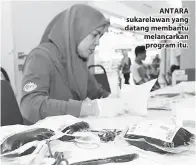  ??  ?? ANTARA sukarelawa­n yang datang membantu melancarka­n program itu.