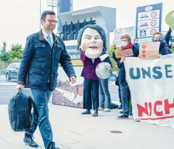  ?? Foto: Chris Emil Janssen, Imago Images ?? Fdp‰fraktionsg­eschäftsfü­hrer Marco Buschmann auf dem Weg zu Verhandlun­gen mit SPD und Grünen: „Viele Bürgerinne­n und Bürger wollen keine politische Drama‰queen‰veranstalt­ung.“