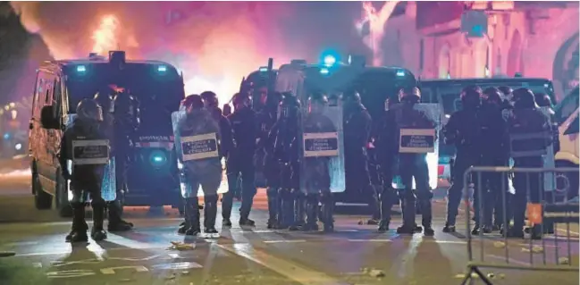  ?? AFP ?? Anoche los Mossos d’Esquadra tuvieron que emplearse otra vez a fondo en Barcelona